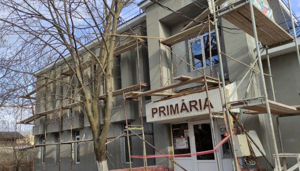 В Яловенском районе на деньги госпрограммы провели ремонт примэрии Рэзен.