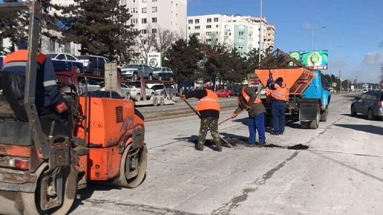 Дорожные службы ведут работы по ликвидации аварийных ситуаций на улицах столицы.