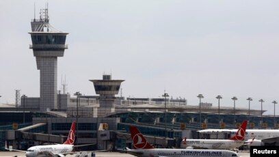 СМИ: Группа афганских нелегалов на полтора часа заблокировала работу аэропорта в Турции.