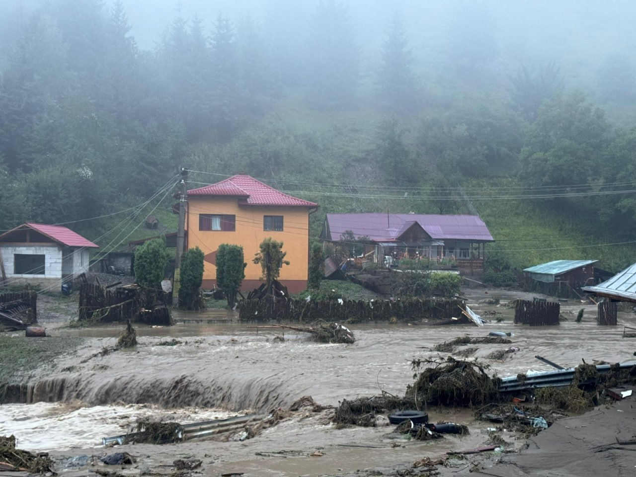 Inundații în România: O persoană a decedat, iar alte 900 au fost evacuate.