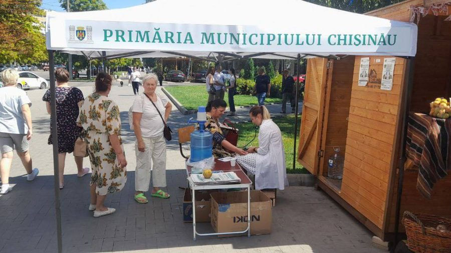 В Кишинева работают палатки с водой и дежурными медиками