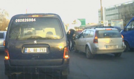 Bătăuşii au fost despărţiţi de către doi şoferi, participanţi la trafic.