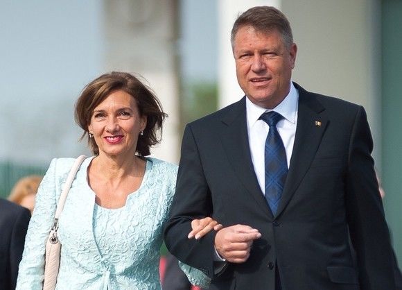 Președintele român este de religie evanghelică, iar soția sa este de religie catolică.