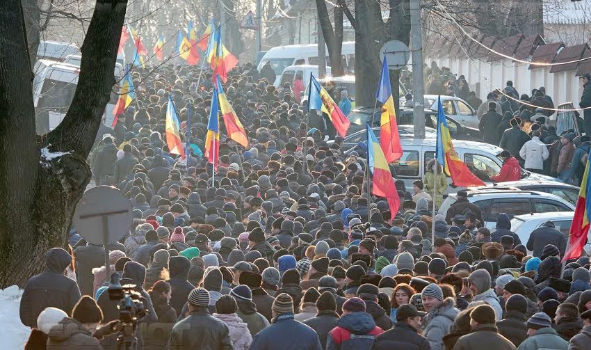 Люди требуют роспуска парламента и досрочных выборов.