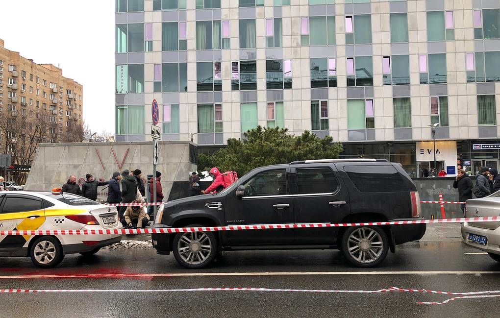 В центре Москвы водитель Cadillac расстрелял таксиста из-за остановки не в том ряду.