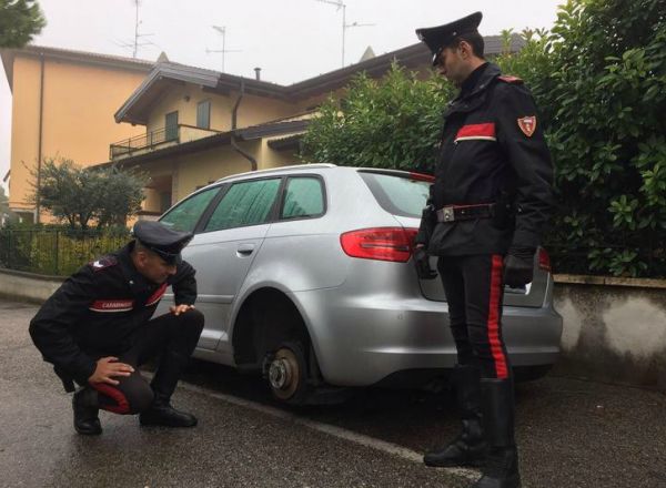 Italia: Doi moldoveni, arestați după ce au fost prinși că scoteau anvelopele de la o mașină