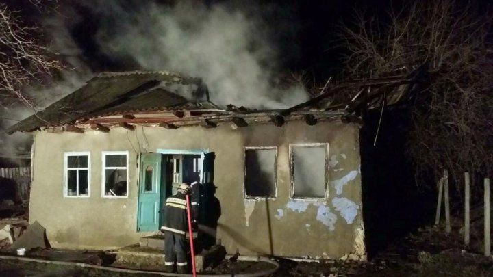 Tragedie în raionul Străşeni! Un bărbat a ars de viu în propria casă