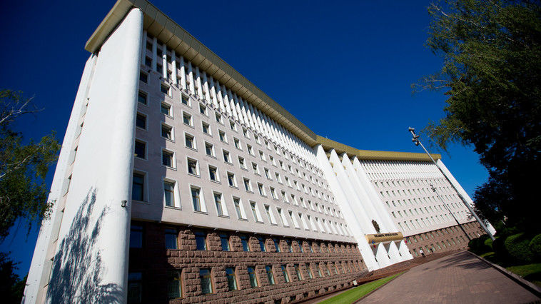 Парламент: Депутатов попросили сообщить о готовности вакцинироваться.