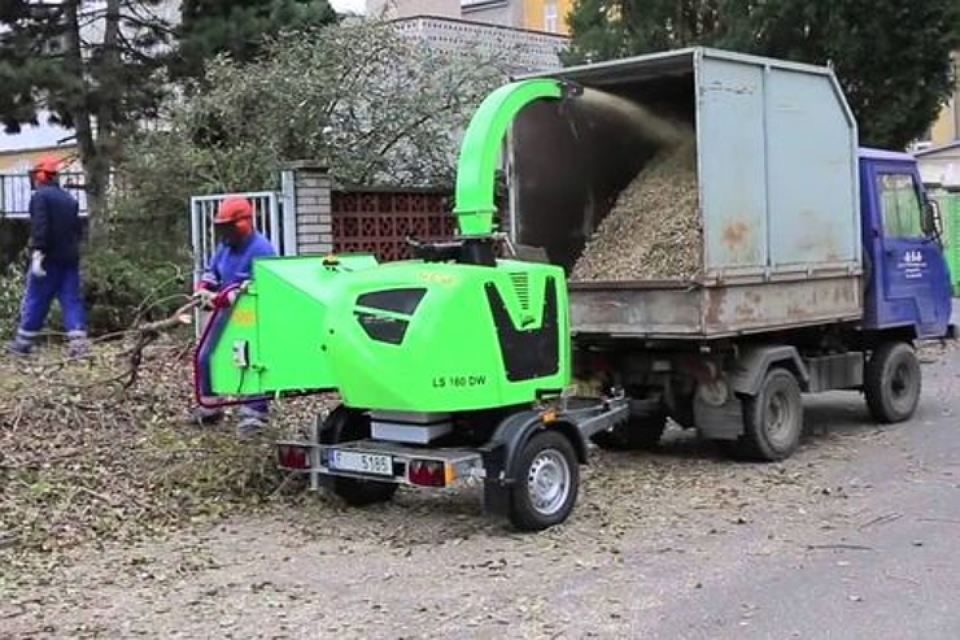 Машина для измельчения веток.