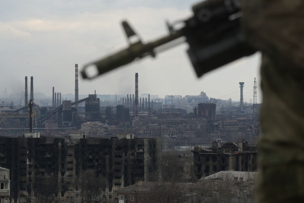 Россия предложила сдаться украинским войскам в Мариуполе.