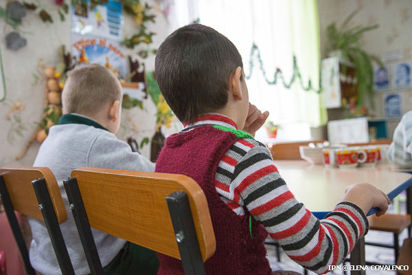 Скандал в детском саду: воспитатель уволилась следом за няней.