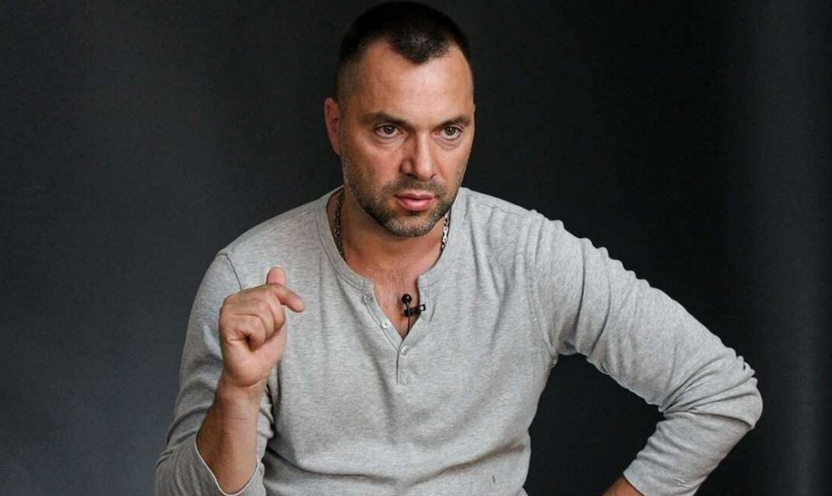 Арестович о прорыве россиян на "Азовсталь": Информация требует уточнения.