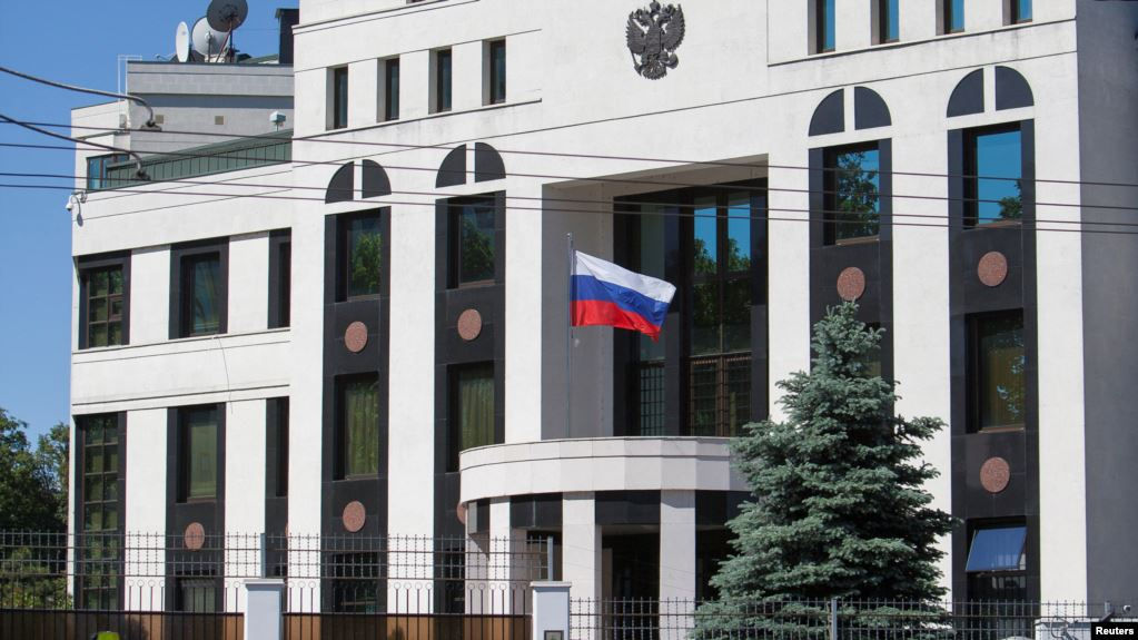 Число дипломатов и сотрудников посольства России сократят с 84 до 25.