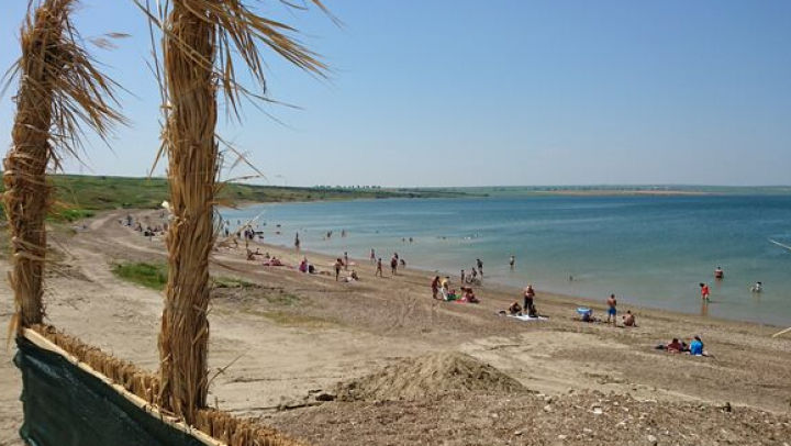 Sute de turiști din zona Moldovei, atrași, zilnic, de plaja de la „Marea Nordului”. Foto: Agerpres