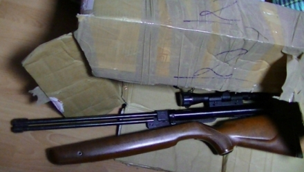 Arma a fost ridicată pentru a fi supusă expertizei, iar șoferul a fost supus unei amenzi de 1500 de lei.