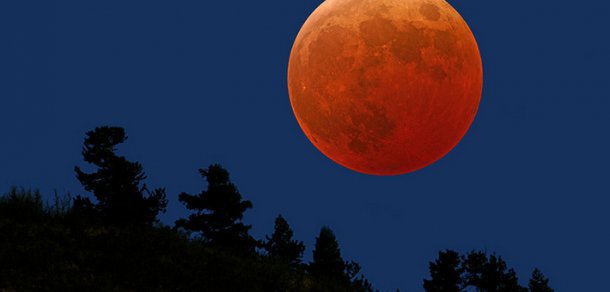 “Luna roz”, “Luna de miere” – astfel le-a apărut astrul nopții oamenilor din toată lumea în noaptea de 12 spre 13 iunie.