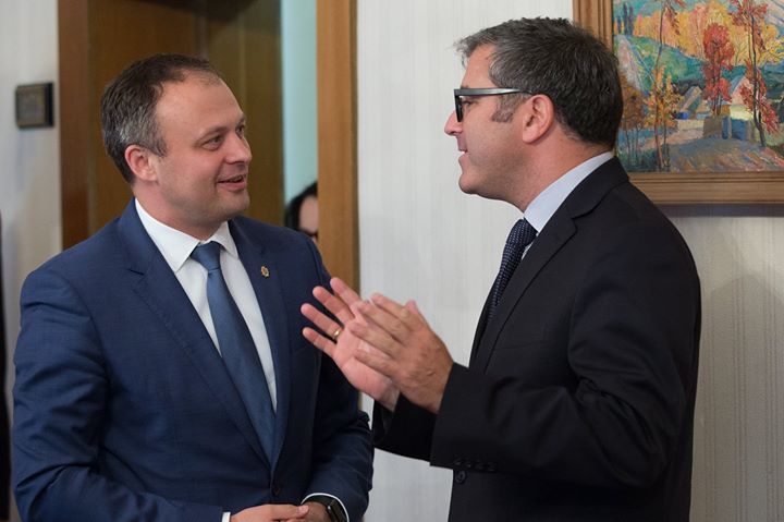 Бен Келмансон призвал власти продолжить внедрение согласованных реформ. 
