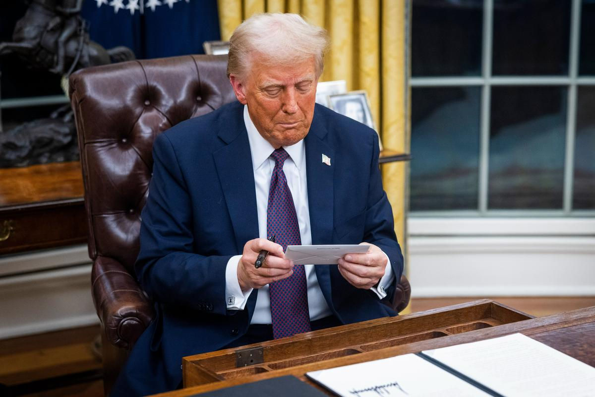 Трамп отменит большинство указов Байдена из-за устройства для автоподписи.