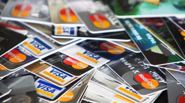 Angajaţii băncii nu au observat modificările şi au semnat contractul, trimiţându-i lui Argarkov o carte de credit.