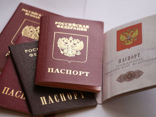 Нарышкин отстаивает позицию, что украинцам достаточно прожить на территории России полгода, чтобы стать обладателями российского паспорта.