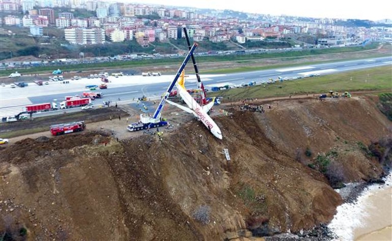 В Турции вытащили кранами съехавший в обрыв Boeing.