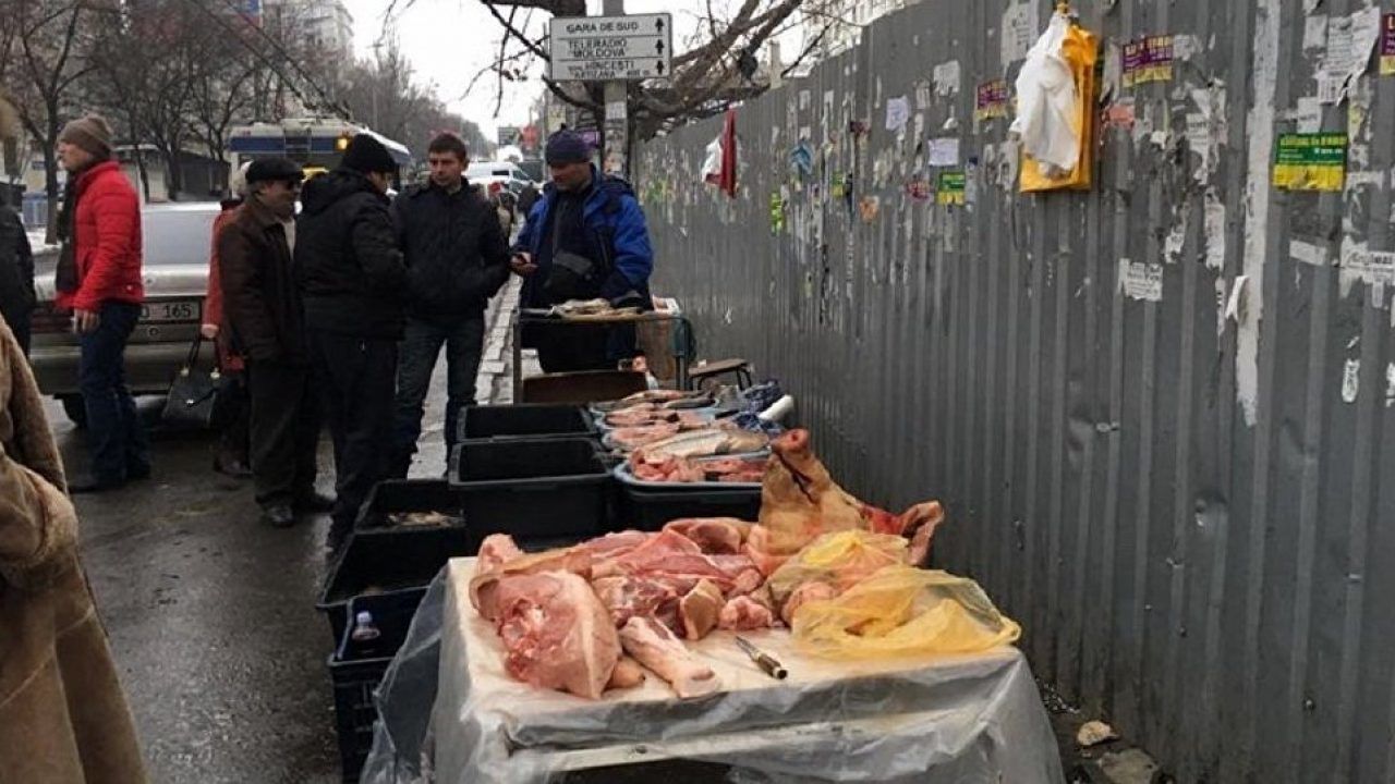 Придорожные торговцы продуктами не могут себе позволить плату за аренду места в павильонах.