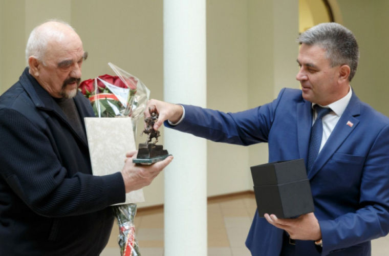 Preşedintele Transnistriei, Vadim Krasnoselski, l-a felicitat luni pe fostul lider al regiunii, Igor Smirnov.