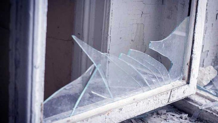В Сынджере пьяный мужчина забросал камнями отделение полиции.