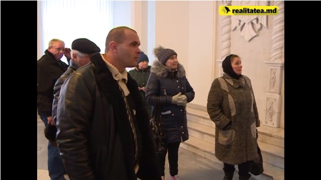  Люди просят, чтобы городские власти предоставили им финансовую помощь, которую ранее обещали.