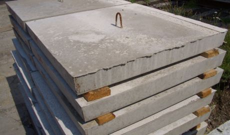 O placă de beton a căzut peste doi băieți la Edineţ. Foto: jurnal.md