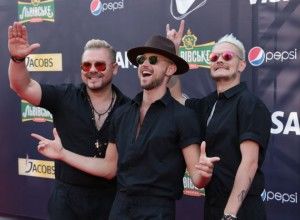 Группа SunStroke Project приняла участие в торжественном открытии песенного конкурса в Киеве в воскресенье, 7 мая.