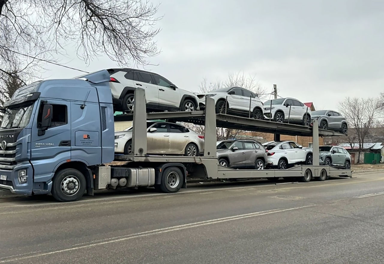 Zeci de automobile noi, blocate în vamă din cauza unei legi care a blocat importurile în Moldova.
