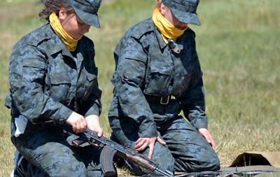 Каждая вторая женщина хочет служить в регулярных войсках.