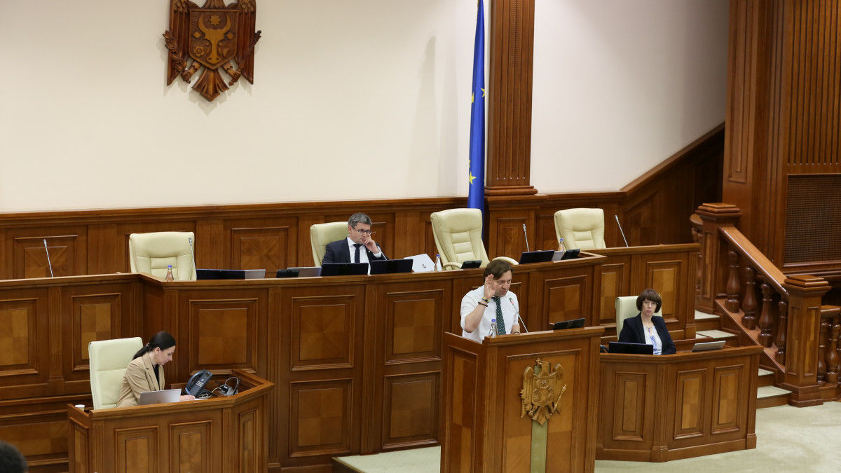 Внесены поправки в два закона, направленные на программу МВФ.