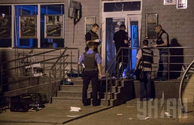 Ночью у двух отделений "Сбербанка России" в Дарницком и Оболонском районах Киева прогремели взрывы.