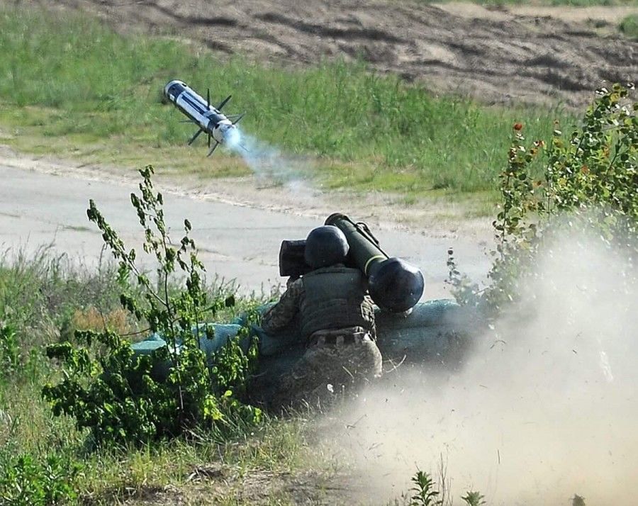 Запуск ракеты американского противотанкового ракетного комплекса FGM-148 Javelin расчетом вооруженных сил Украины.