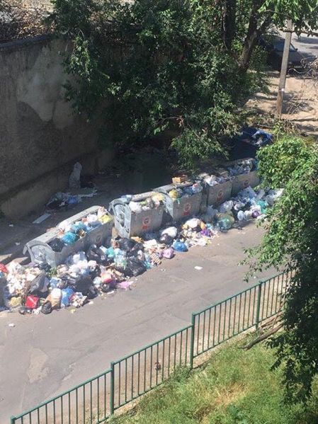 С приходом жаркой погоды горожан начинает волновать новая проблема –скопившийся во дворах жилых домов мусор.