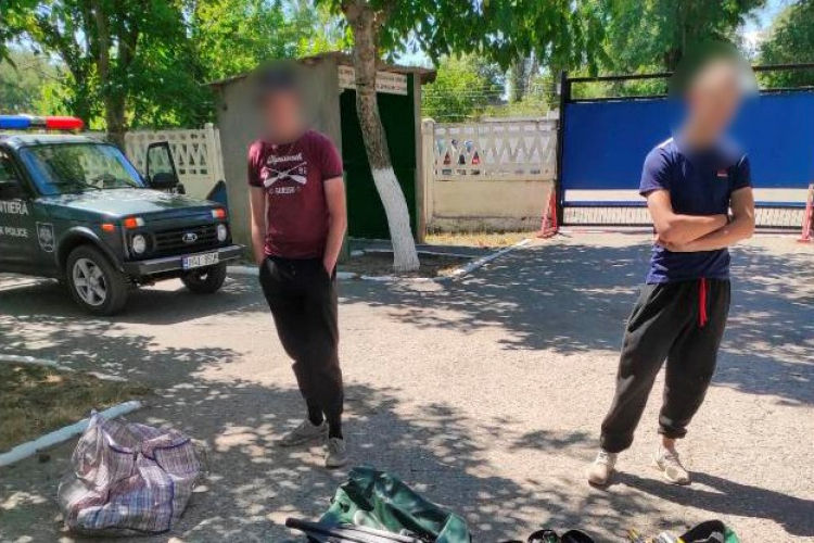 Двое молодых людей были пойманы в приграничных водах на рыбалке с электроудочками.
