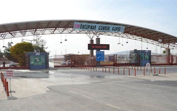 Турция возобновила ключевой пункт пропуска на границе с Сирией.