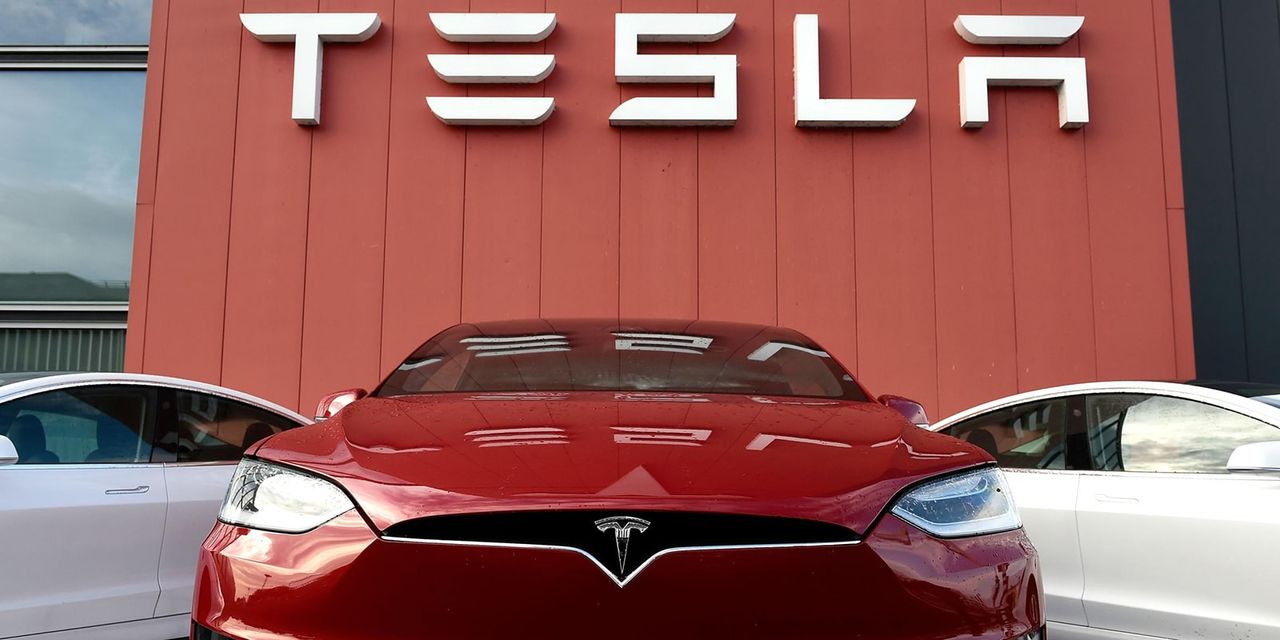 Акции Tesla падают на фоне дешевеющей нефти