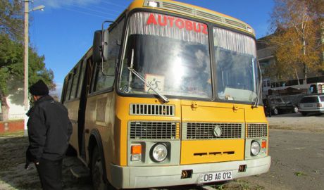 Locuitorii din câteva sate din stânga Nistrului sunt aduşi la secţiile de votare cu autobuzele şcolare şi cu ambulanţele.