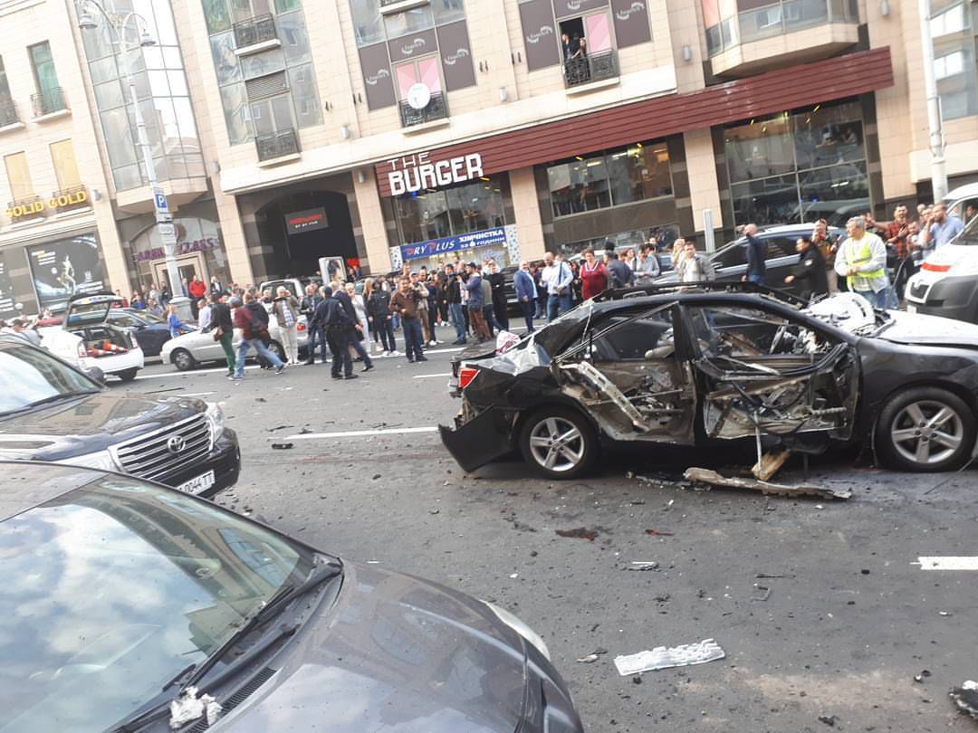В результате взрыва автомобиля центре Киева погиб один человек.