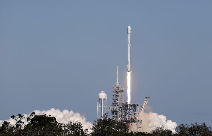 SpaceX осуществила запуск ракеты Falcon 9 со спутником связи. Фото: AP Photo