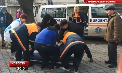 Девушка стояла на тротуаре, когда на нее вылетел автомобиль.