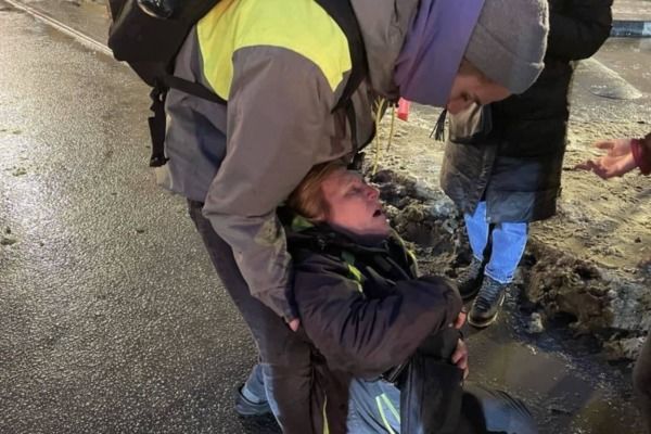 В Петербурге начали проверку после видео с ударившим женщину силовиком.