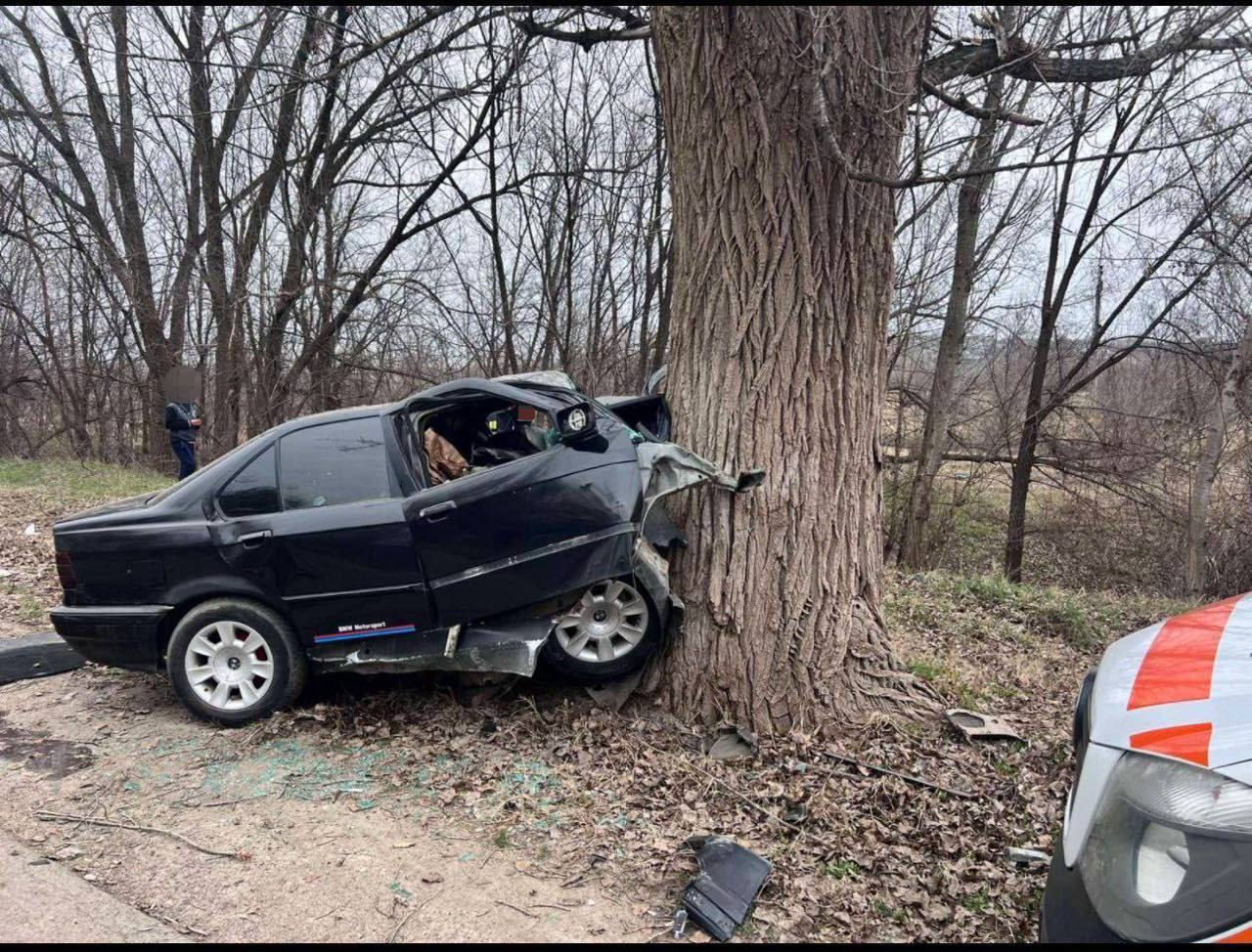Șoferul unui BMW a murit după ce s-a izbit de un copac la Sângera.