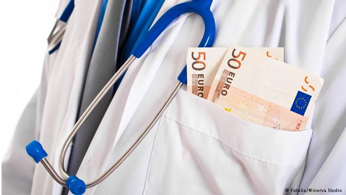 Medicii din maternități și din secțiile chirurgie, terapeutică și pediatrie iau cel mai des mită de la pacienți. Foto: dw.de