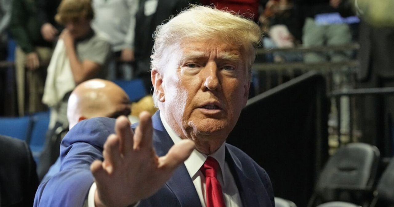 Трампу выдвинут по меньшей мере одно обвинение в уголовном преступлении.