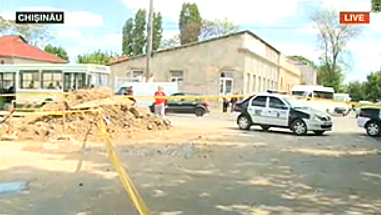 По словам очевидцев, часть трубы в результате взрыва  отлетела в машину и рикошетом - в 10-месячного ребенка.