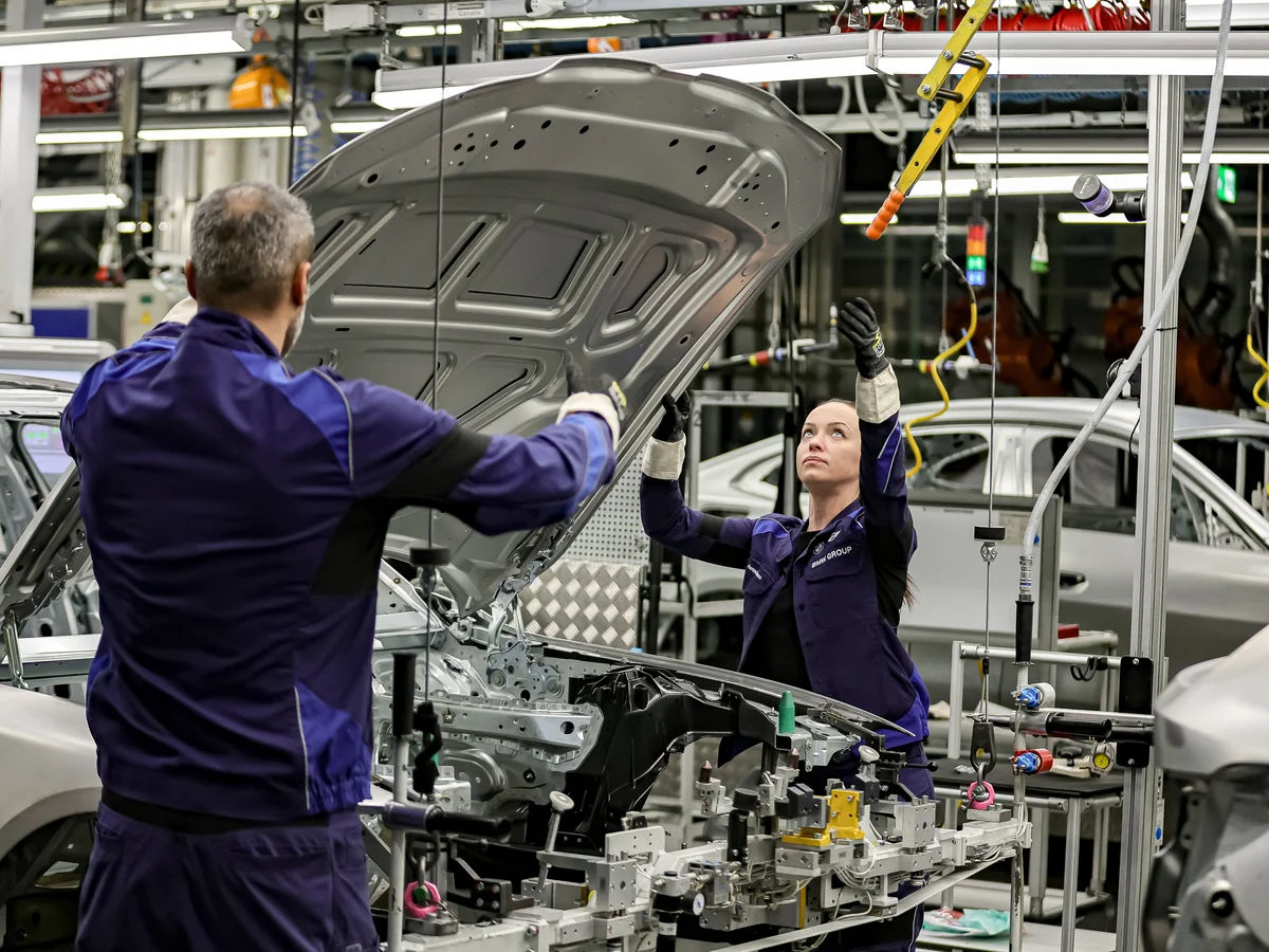 Producătorii auto germani vor pierde 10 miliarde de euro din cauza tarifelor impuse de Trump.